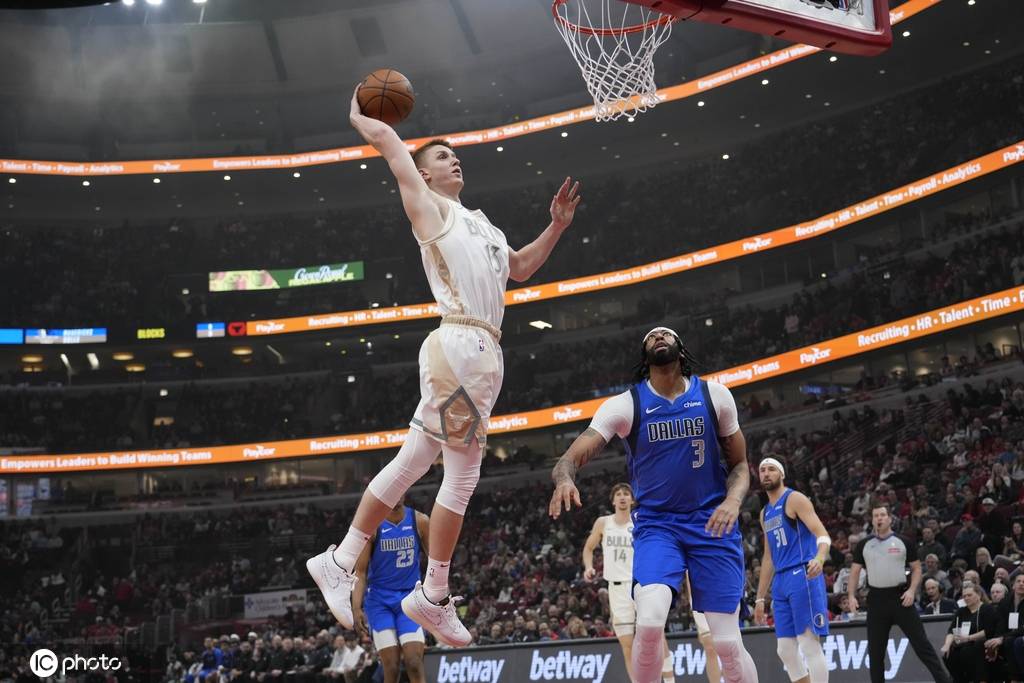 独行侠7人得分上双1分险胜公牛 布泽利斯空砍28分